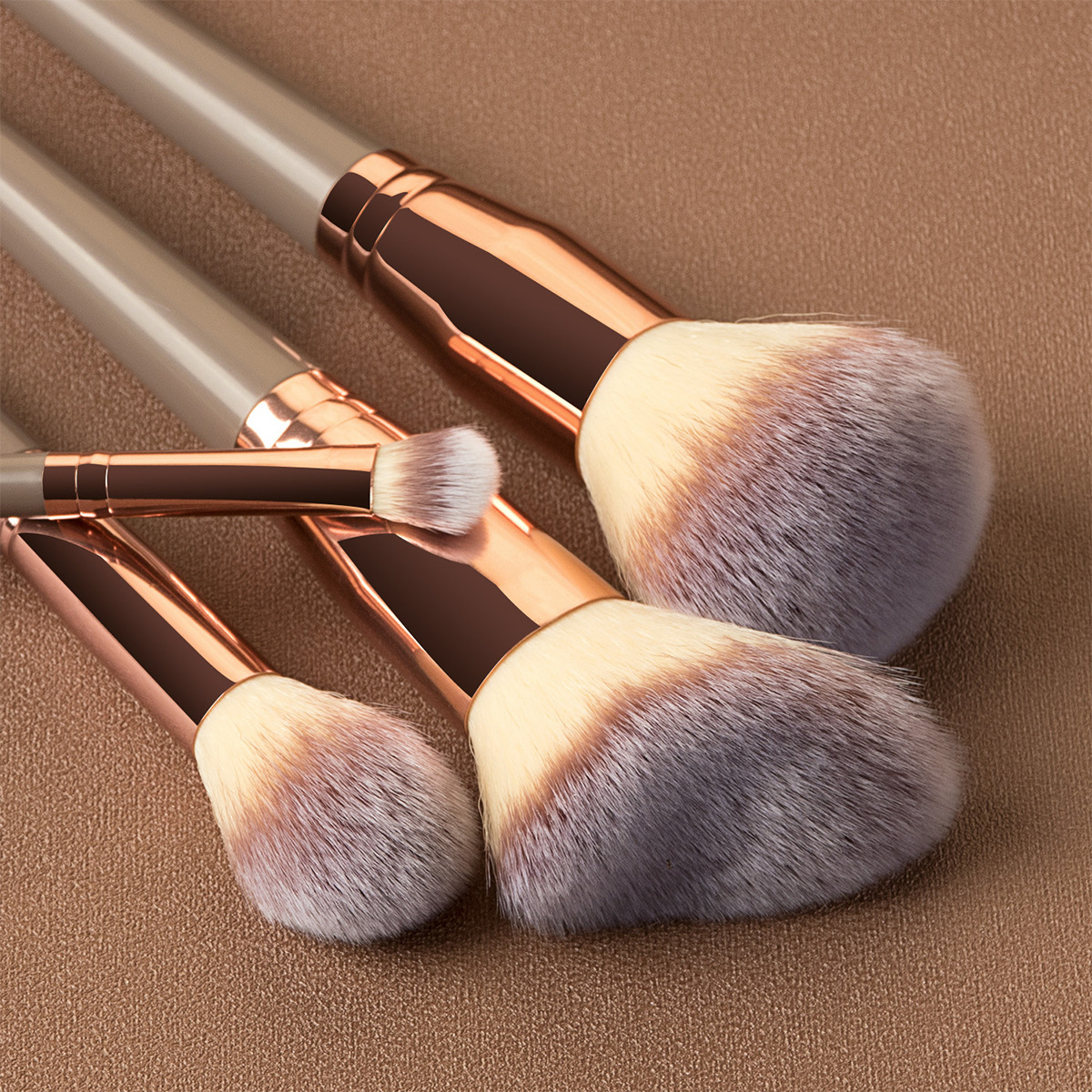 Makeup brush set with 7 soft brushes