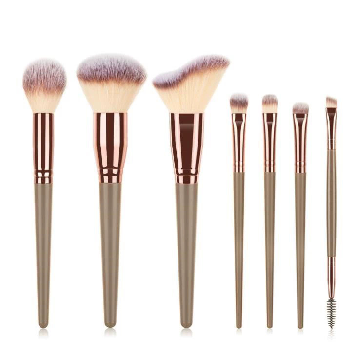 Makeup brush set with 7 soft brushes
