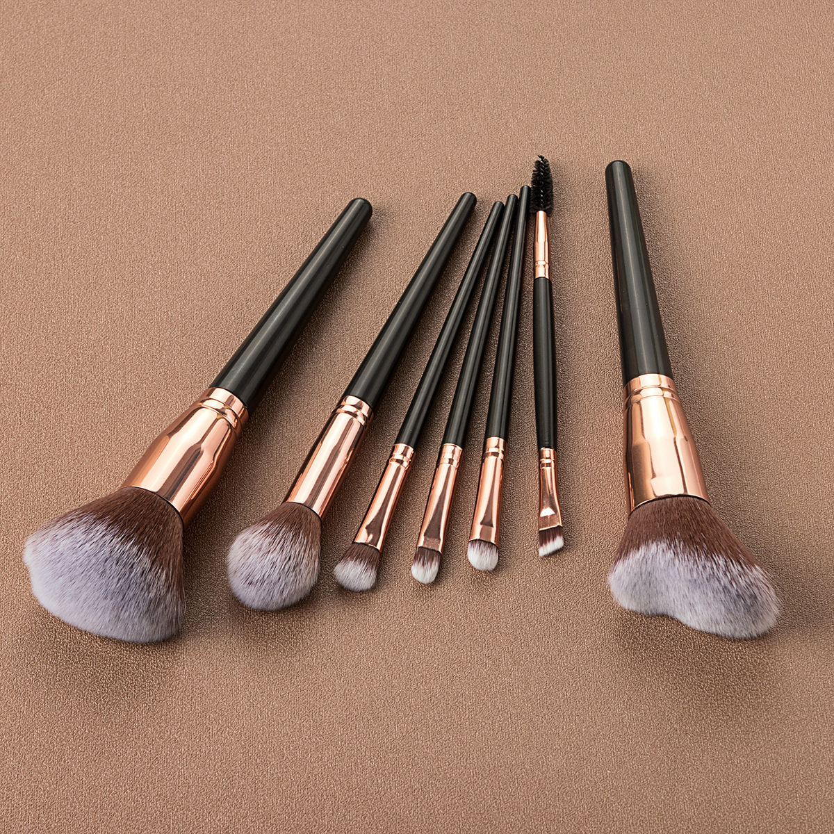Makeup brush set with 7 soft brushes