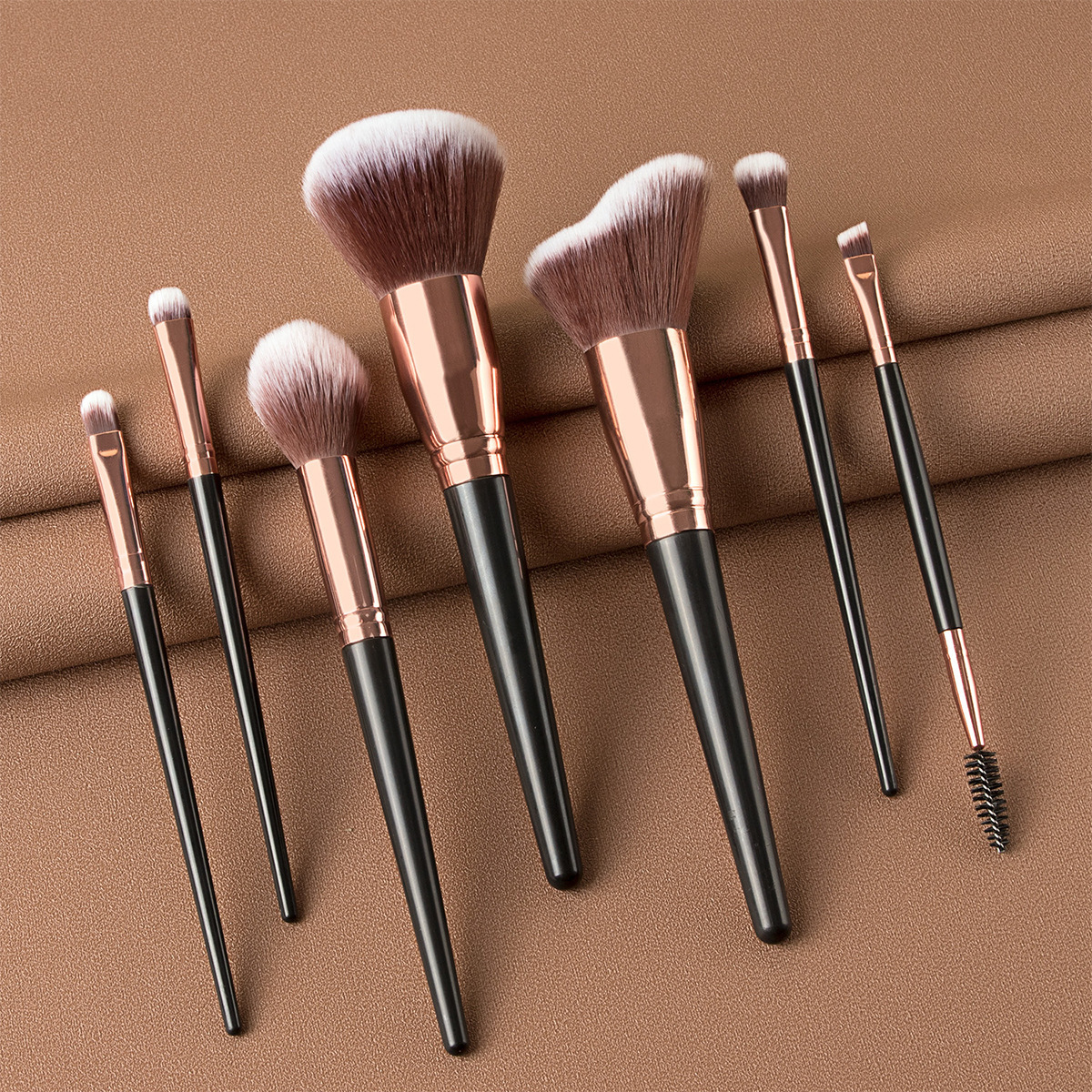 Makeup brush set with 7 soft brushes