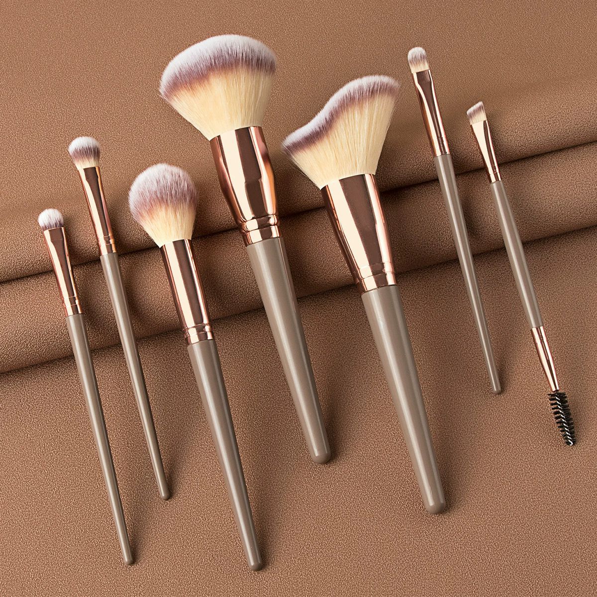 Makeup brush set with 7 soft brushes