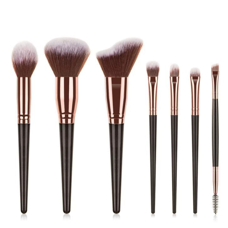 Makeup brush set with 7 soft brushes
