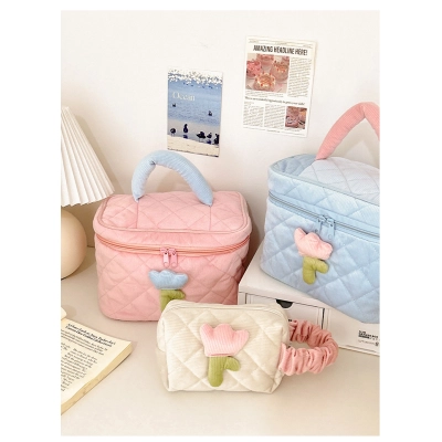 Large capacity and high-value portable storage bag 01