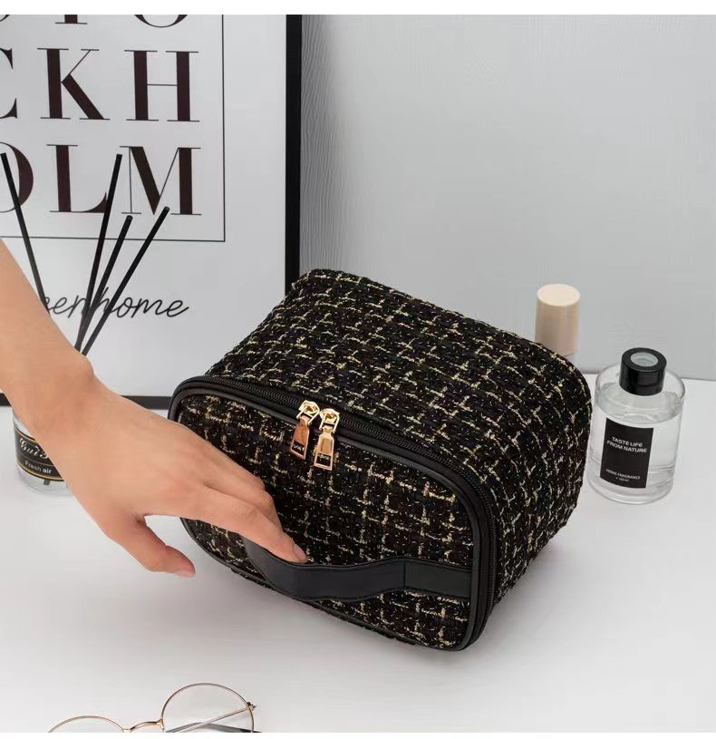 Makeup bag with large capacity and high-end feel