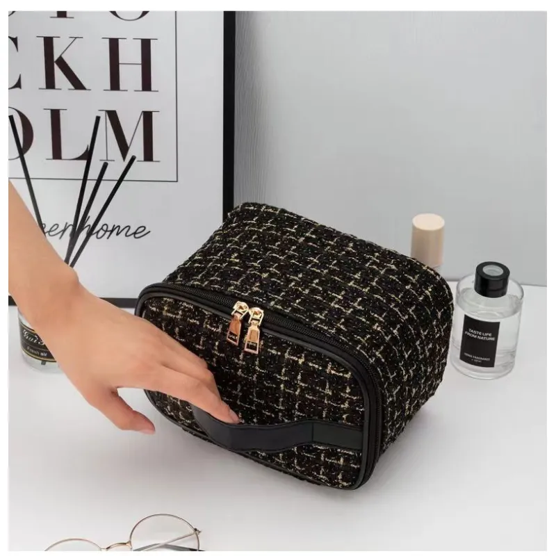 Makeup bag with large capacity and high-end feel