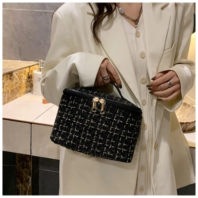 Makeup bag with large capacity and high-end feel 01