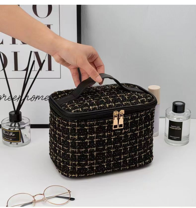 Makeup bag with large capacity and high-end feel