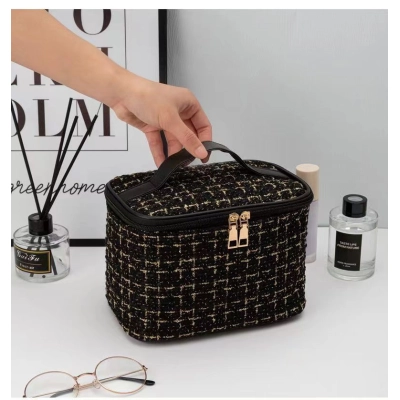 Makeup bag with large capacity and high-end feel 02