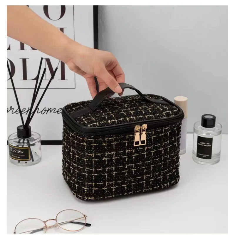 Makeup bag with large capacity and high-end feel