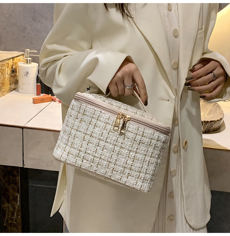 Makeup bag with large capacity and high-end feel