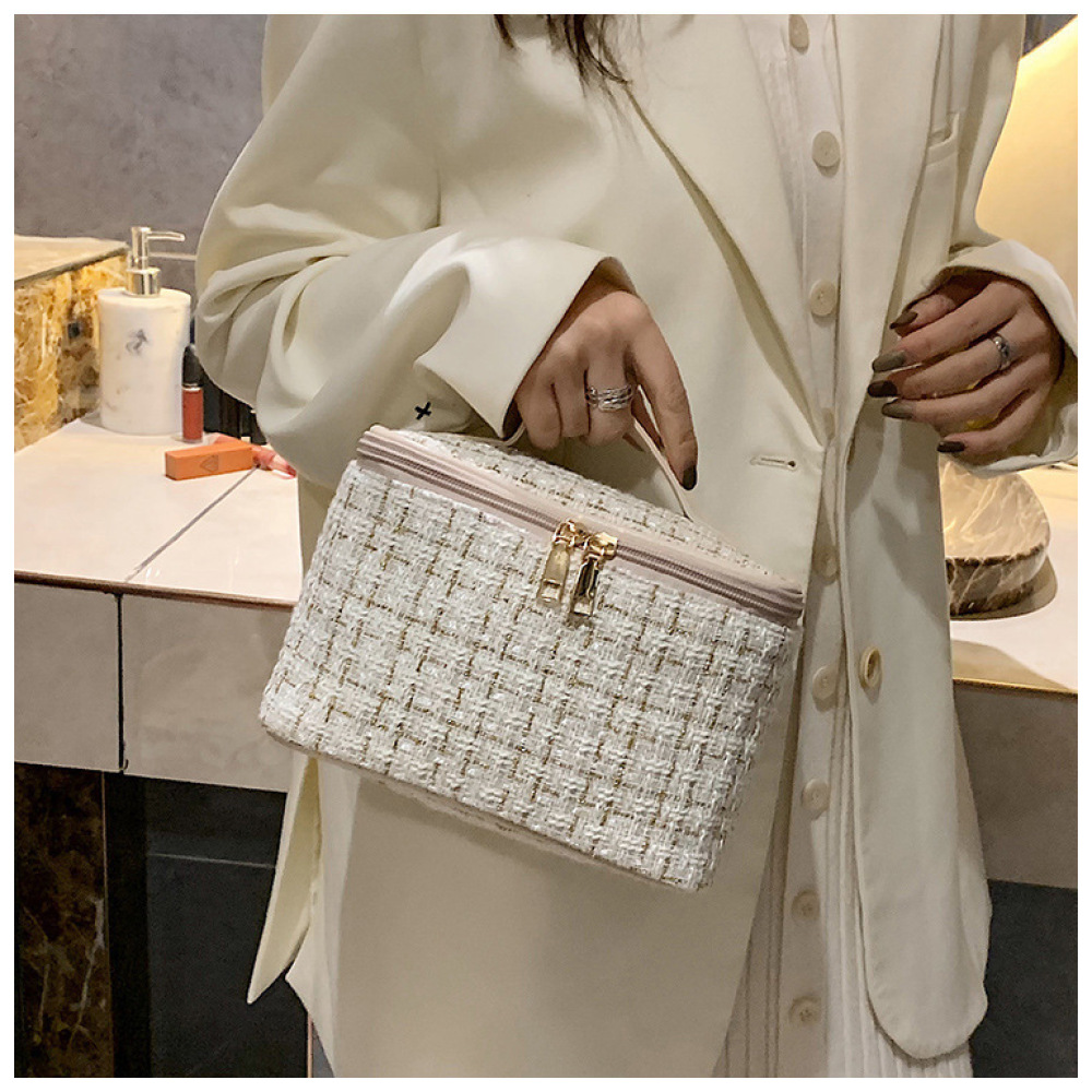 Makeup bag with large capacity and high-end feel