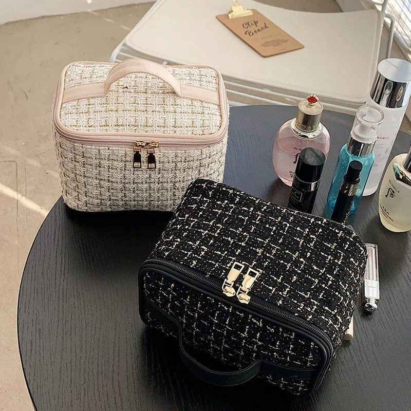 Makeup bag with large capacity and high-end feel