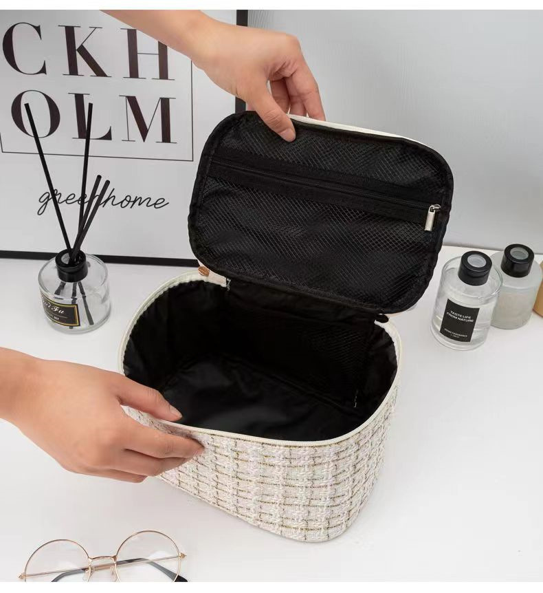 Makeup bag with large capacity and high-end feel