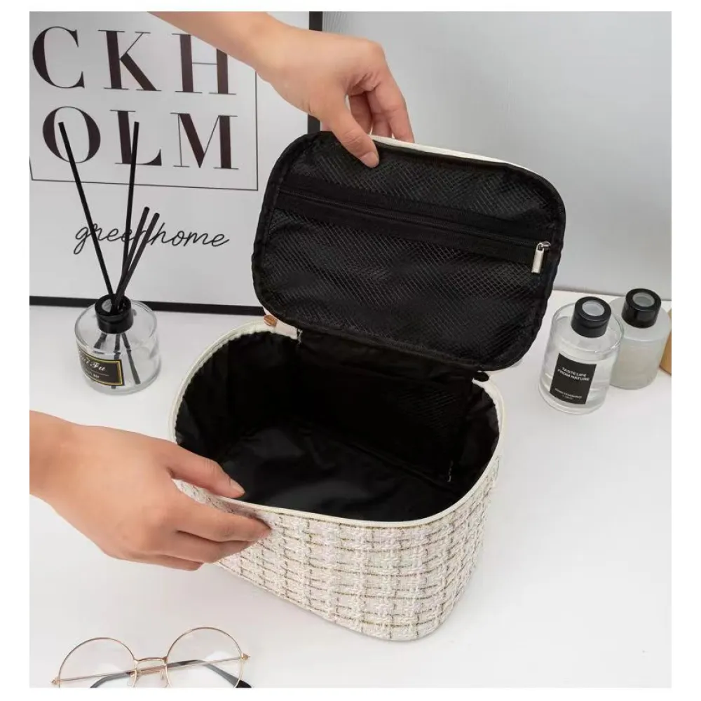 Makeup bag with large capacity and high-end feel