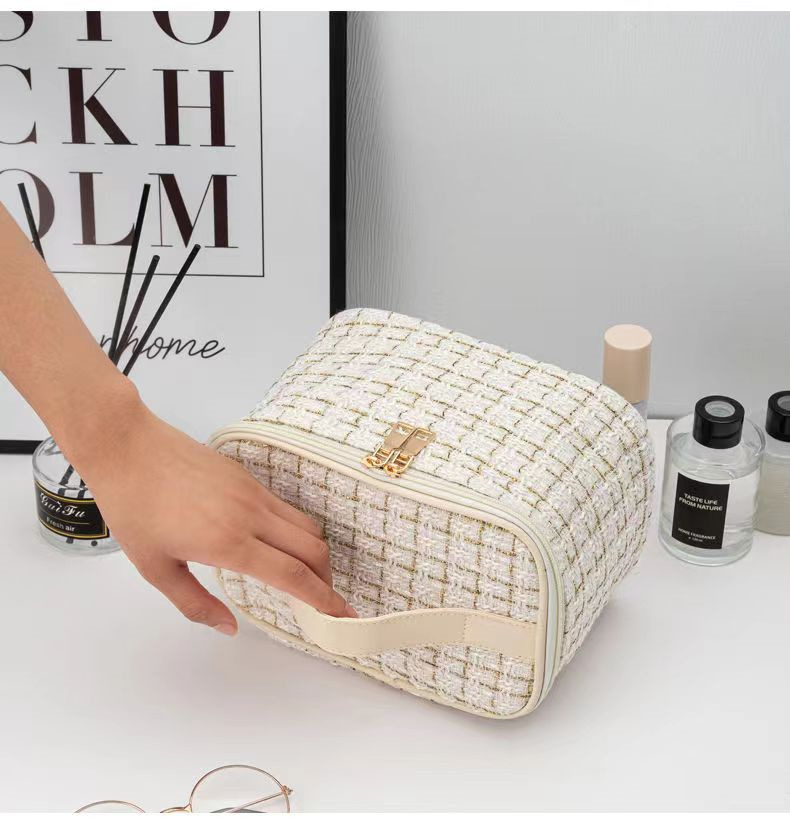 Makeup bag with large capacity and high-end feel