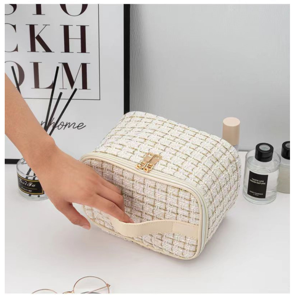 Makeup bag with large capacity and high-end feel