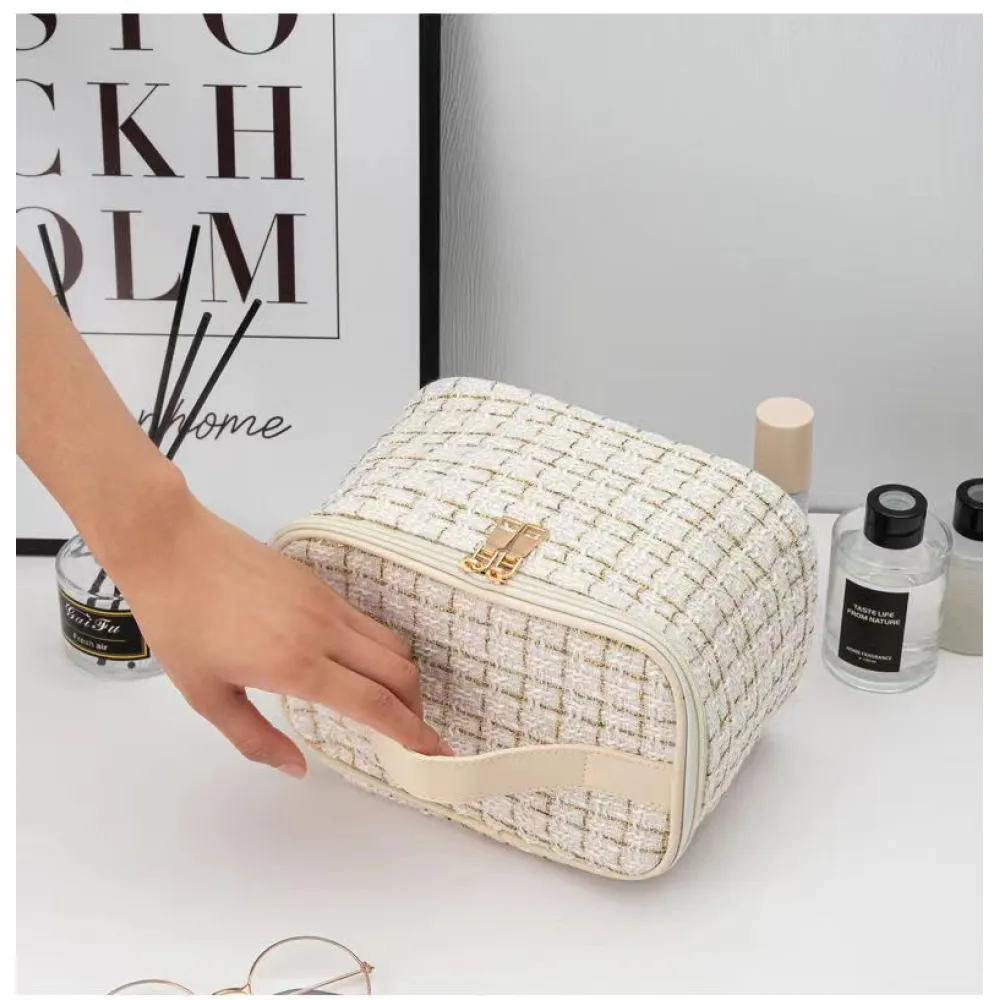 Makeup bag with large capacity and high-end feel