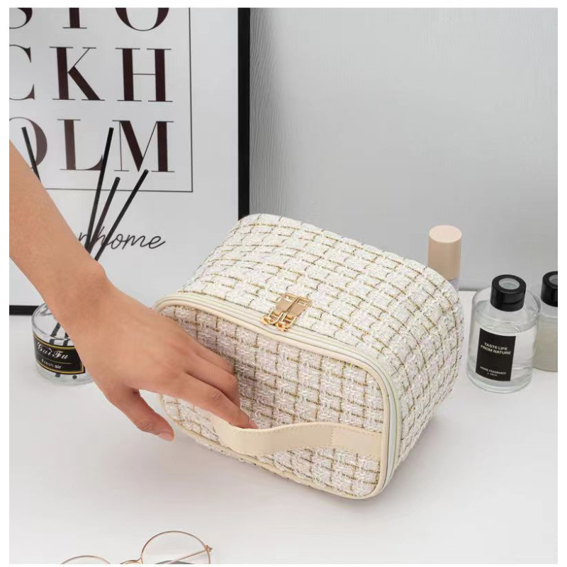 Makeup bag with large capacity and high-end feel