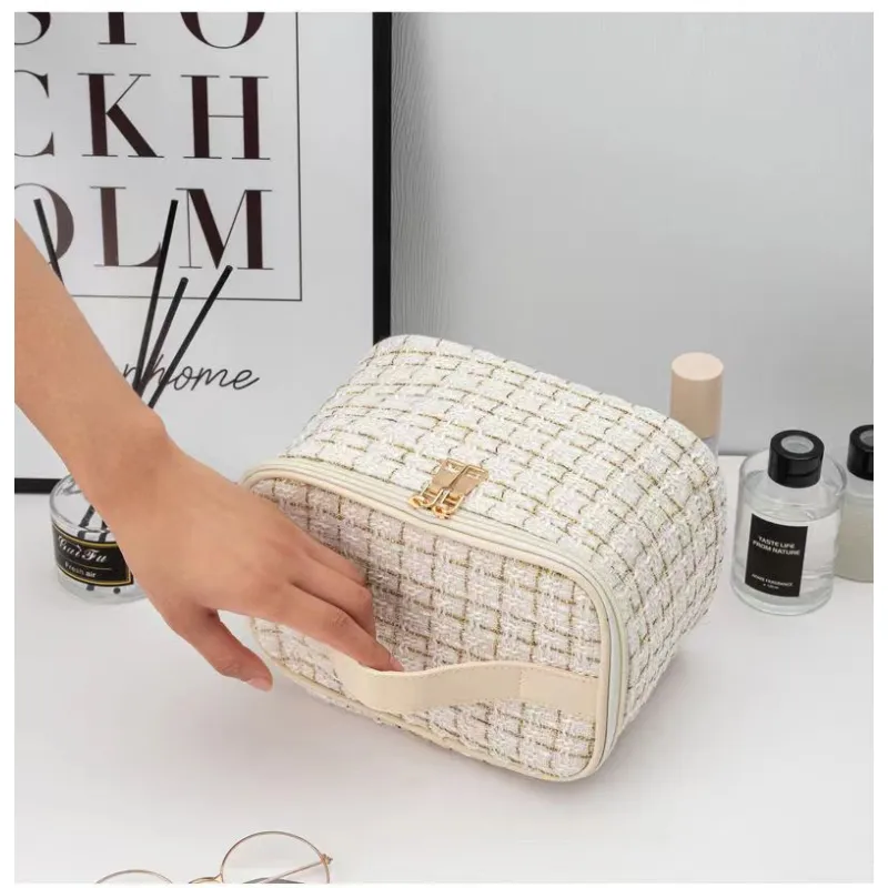Makeup bag with large capacity and high-end feel