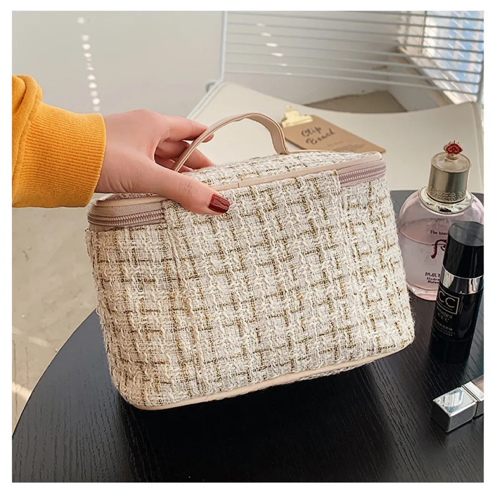 Makeup bag with large capacity and high-end feel
