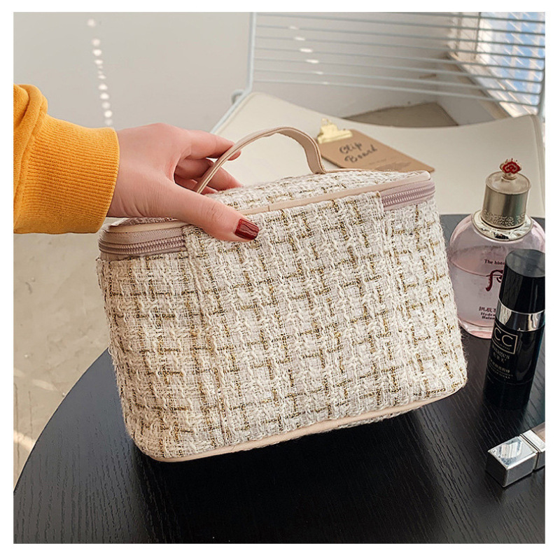 Makeup bag with large capacity and high-end feel