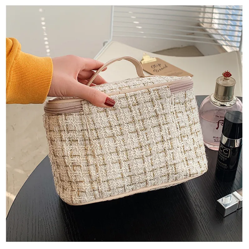 Makeup bag with large capacity and high-end feel
