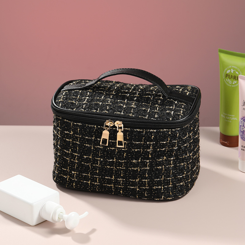 Makeup bag with large capacity and high-end feel