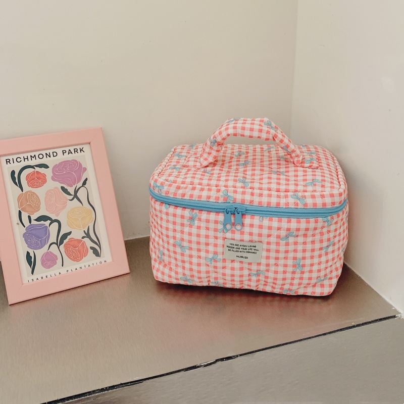 Wind Quilted Checkered Makeup Bag with Large Capacity