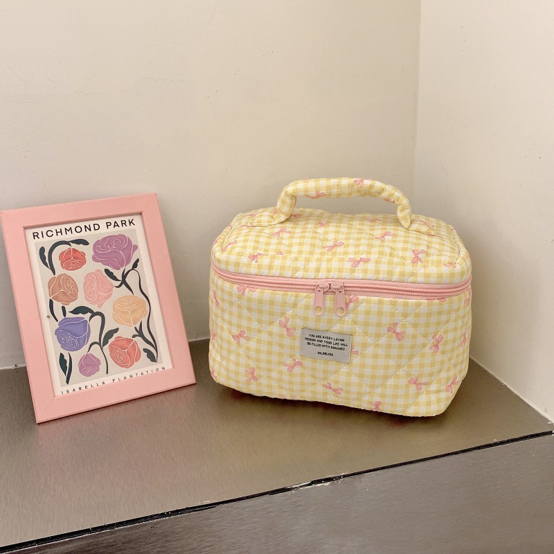 Wind Quilted Checkered Makeup Bag with Large Capacity