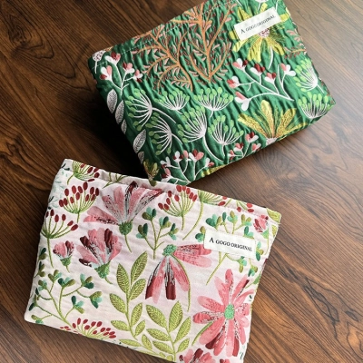 Fresh large capacity portable makeup bag 02