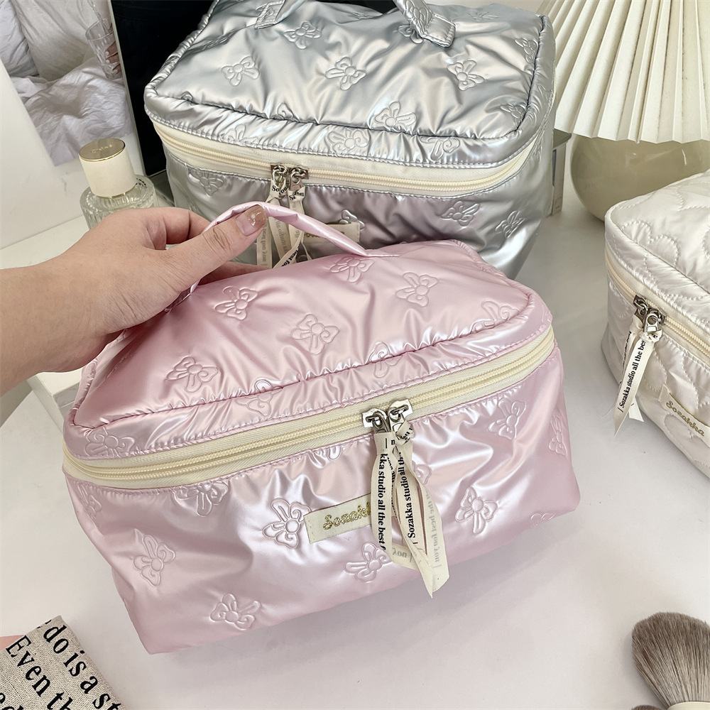 Heart shaped grid large capacity cosmetics