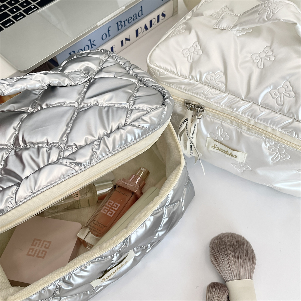 Heart shaped grid large capacity cosmetics