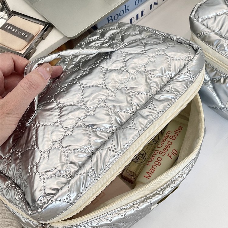 Heart shaped grid large capacity cosmetics