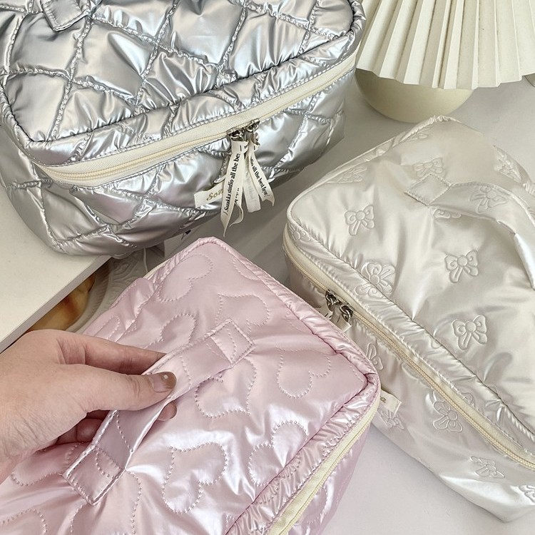 Heart shaped grid large capacity cosmetics