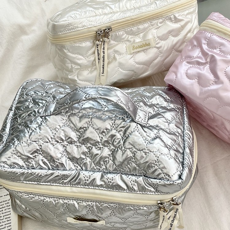 Heart shaped grid large capacity cosmetics