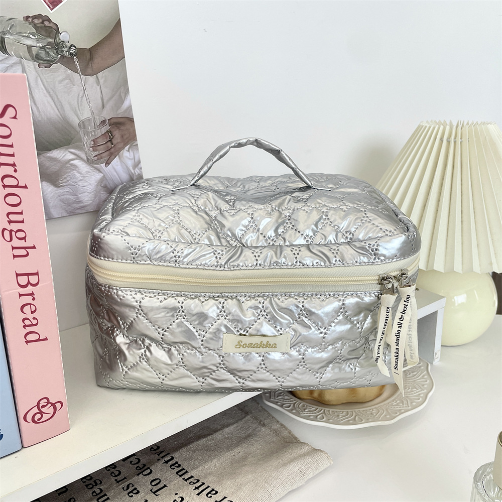 Heart shaped grid large capacity cosmetics