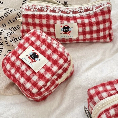Woolen plaid storage makeup bag 01