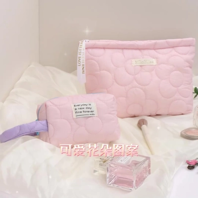 Quilted heart-shaped flower large capacity high-end makeup bag 01