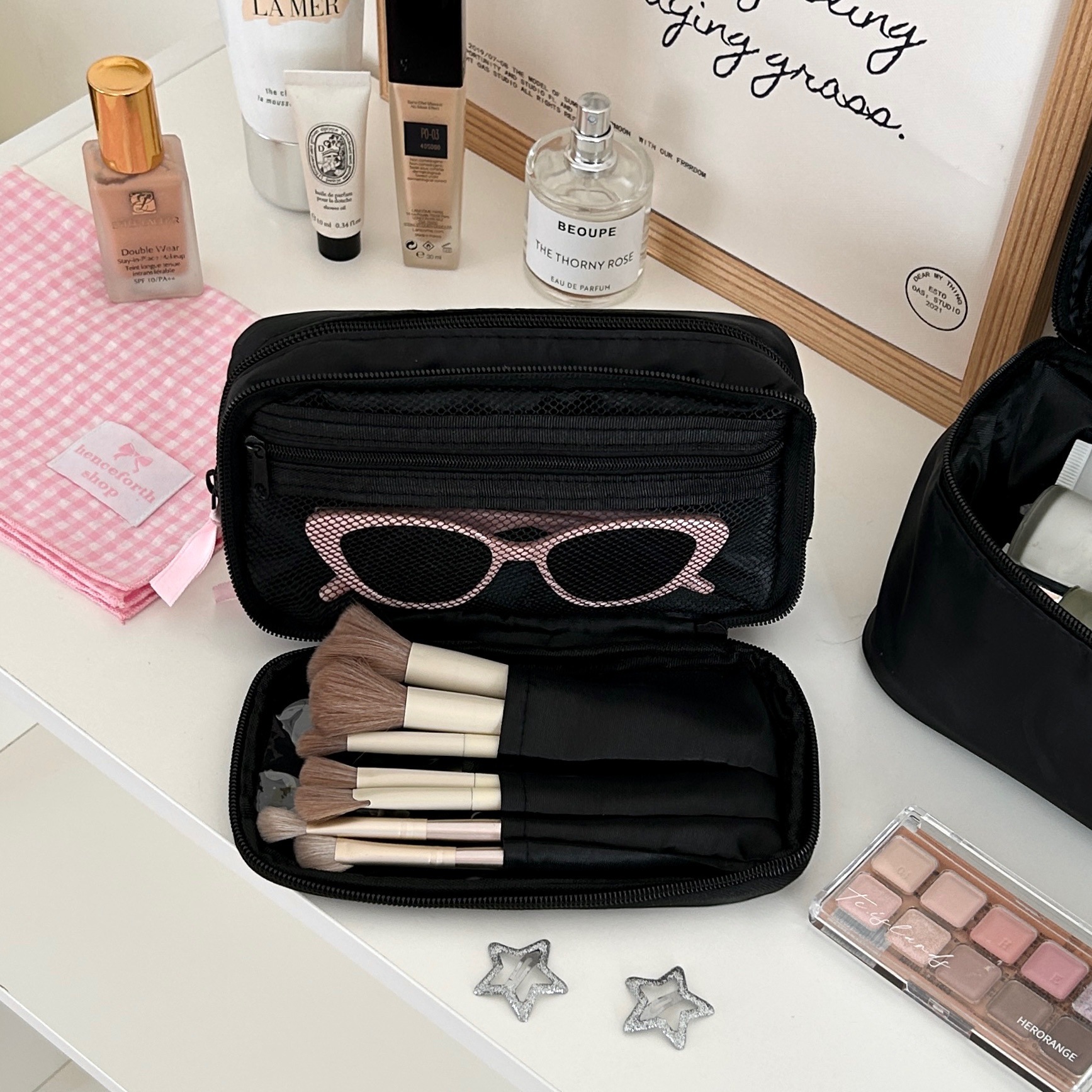 Simple and trendy multifunctional handheld makeup bag