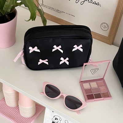 Simple and trendy multifunctional handheld makeup bag 02