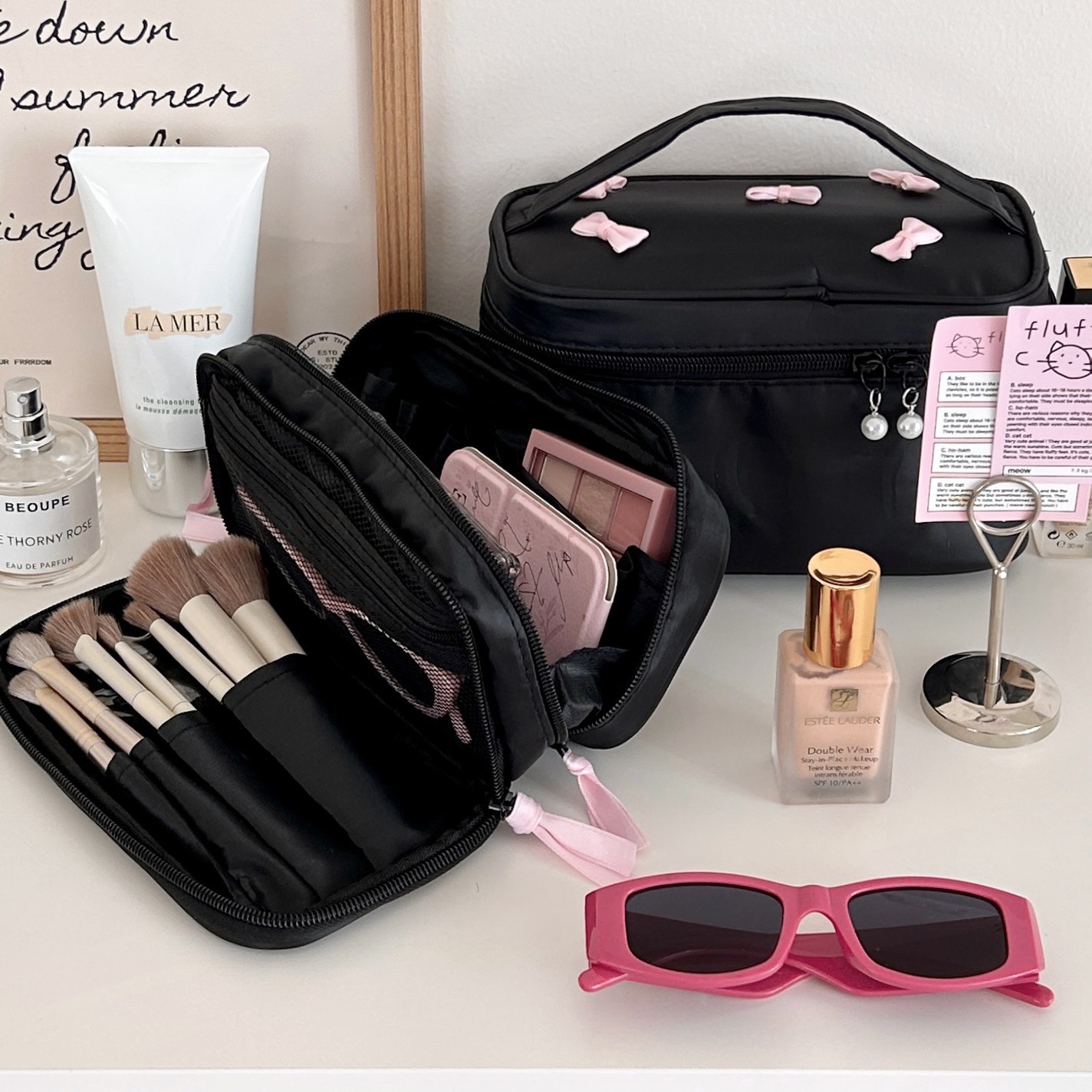 Simple and trendy multifunctional handheld makeup bag