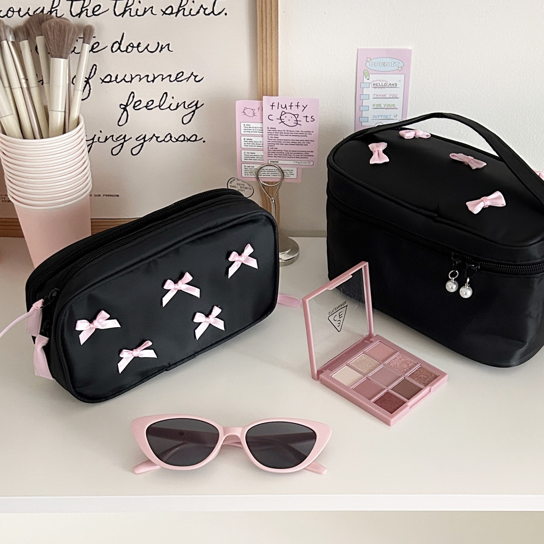 Simple and trendy multifunctional handheld makeup bag