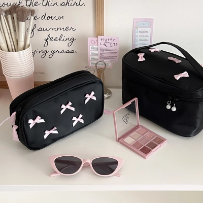 Simple and trendy multifunctional handheld makeup bag 01