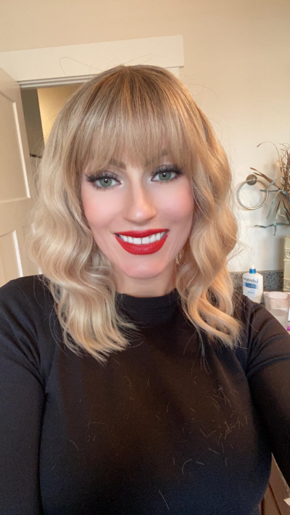 Short wave gradient golden wig with bangs review Kalli Hill 01