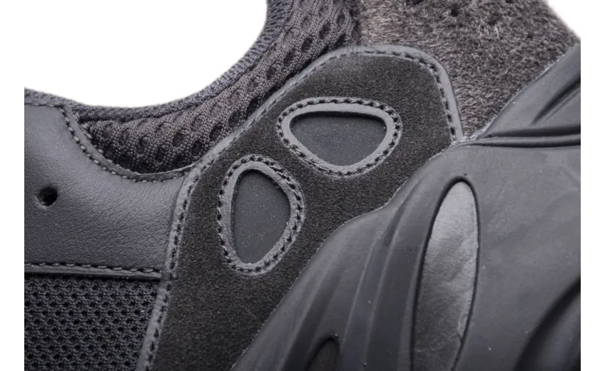  Adidas Yeezy 700 “Utility Black” FV5304