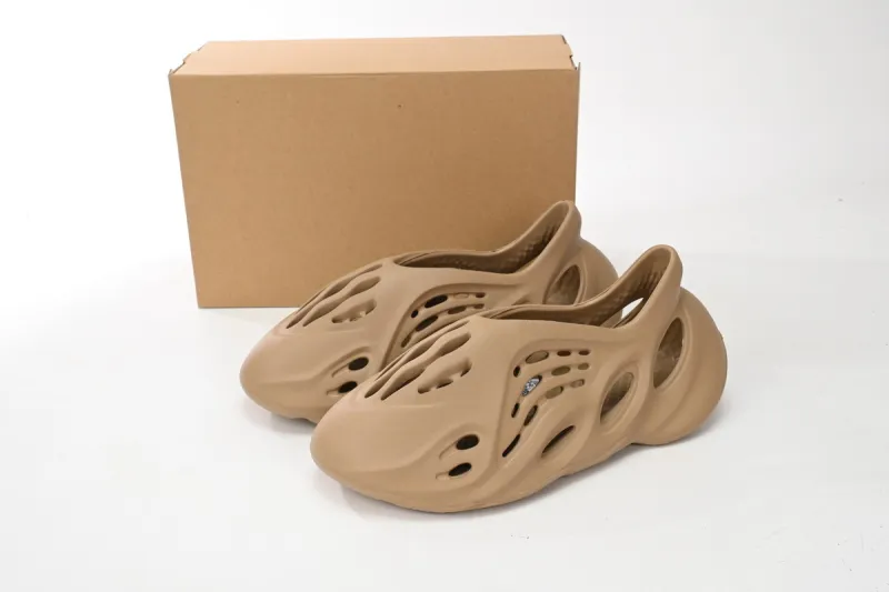 Yeezy Foam RNR Clay Taupe reps