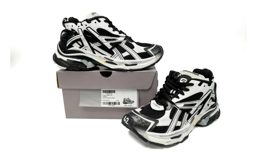 Balenciaga Runner White Black White   677403W3RB29010