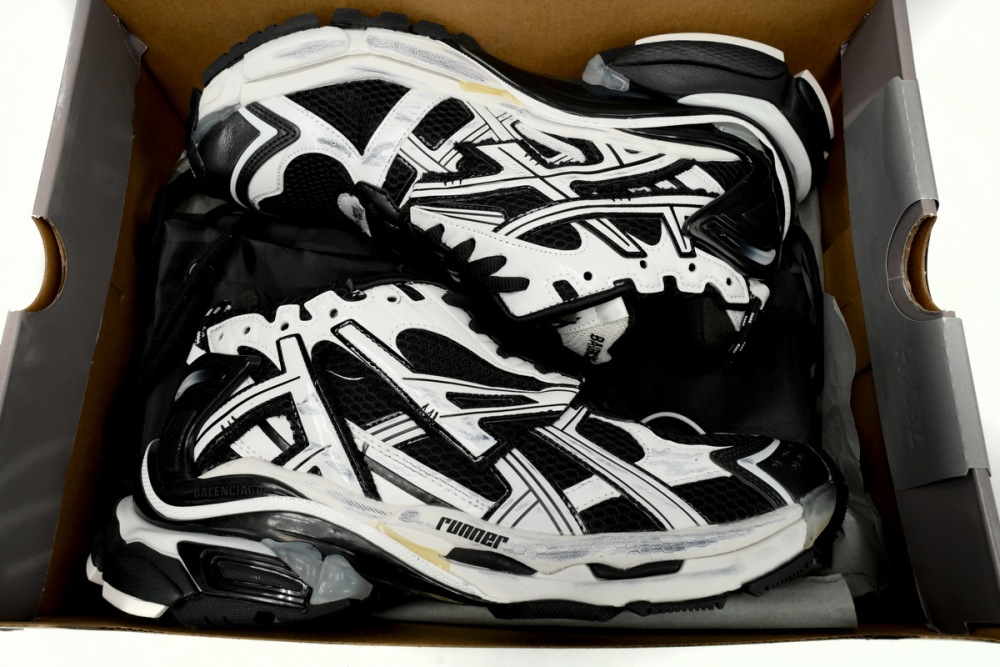 Balenciaga Runner White Black White   677403W3RB29010