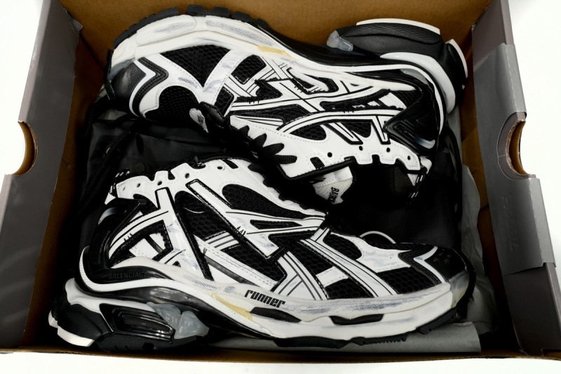 Balenciaga Runner White Black White   677403W3RB29010