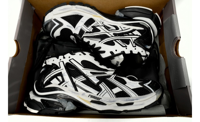 Balenciaga Runner White Black White   677403W3RB29010